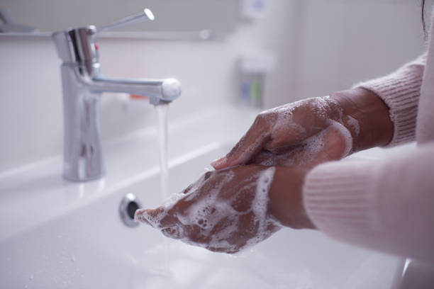 lavando as mãos com sabão. higiene e um estilo de vida saudável. - one person sink washing hands bathroom - fotografias e filmes do acervo