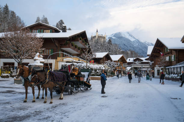 powoz dorożka na promenadzie ośnieżonej wsi - swiss culture european alps gstaad village zdjęcia i obrazy z banku zdjęć