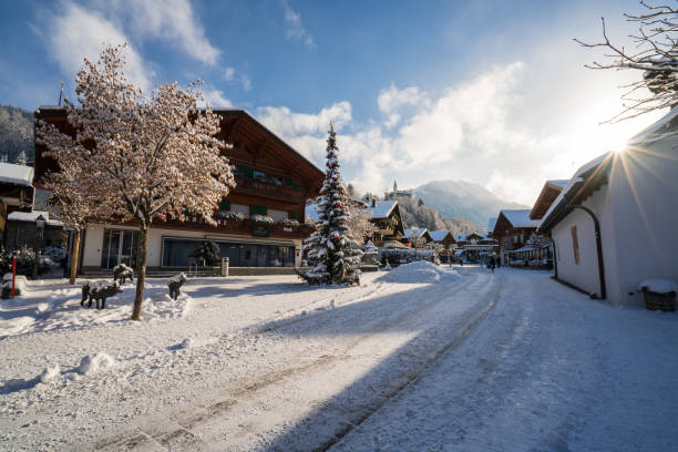 zimowy widok na promenadę gstaad - swiss culture european alps gstaad village zdjęcia i obrazy z banku zdjęć