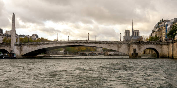 мост турнелле через реку сена и нотр-дам-де-пари на заднем плане - pont de la tournelle стоковые фото и изображения