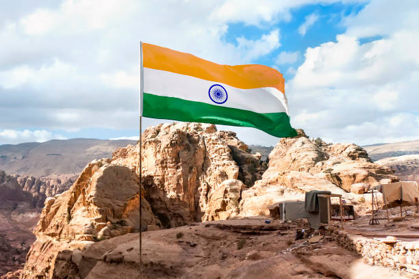 india simbolo bandiera indiana contro montagne, cielo blu - hindustani foto e immagini stock