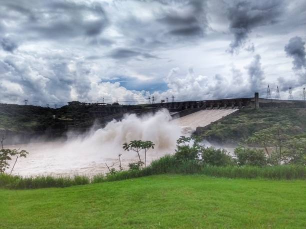 barrage d’itaipu - centrale hydroélectrique - foz do iguaçu, paranô, brésil - itaipu dam photos et images de collection