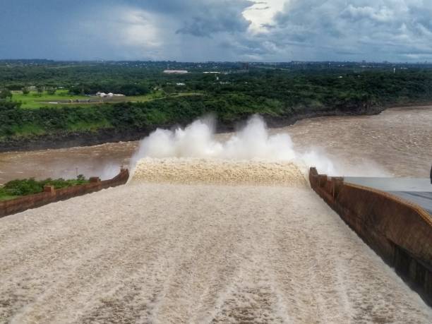turbine - itaipu dam - centrale hydroélectrique - foz do iguaçu, paranô, brésil - itaipu dam photos et images de collection