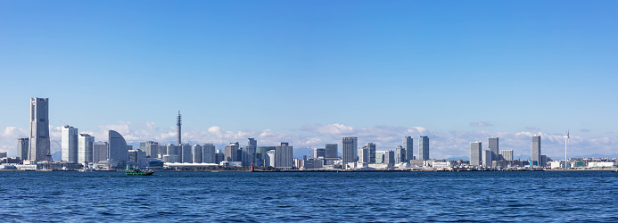 Take a photo of the view of Yokohama Bay from the Daikoku Wharf