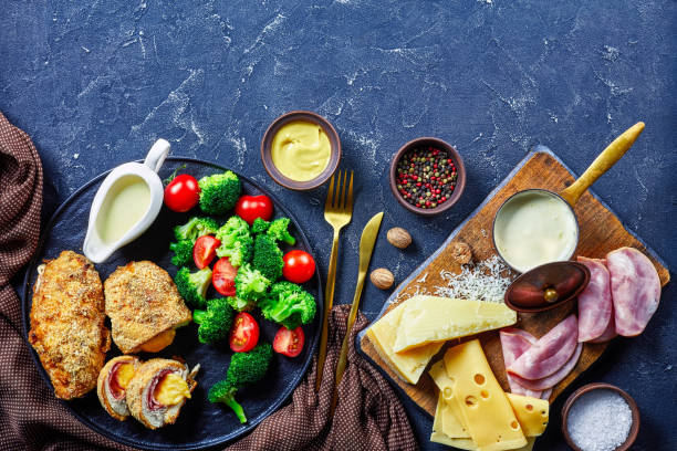 pollo cordon bleu horneado en horno con relleno de jamón y queso - cordoning fotografías e imágenes de stock