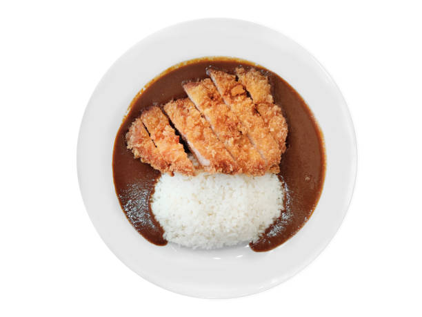 japanischer curryreis mit tonkatsu oder gebratenem schweineschnitzel, serviert auf weißem teller. isoliert auf weiß - tonkatsu stock-fotos und bilder