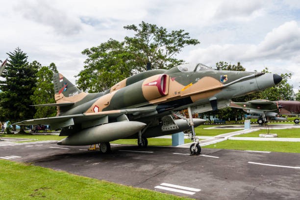 mcdonnell douglas a-4h skyhawk en el museo de la fuerza aérea de indonesia - skyhawk fotografías e imágenes de stock