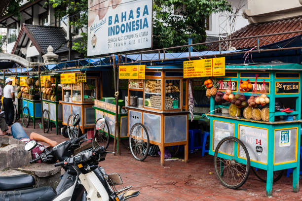 quioscos móviles de frutas y postres en la calle malioboro - kiosk editorial traditional culture famous place fotografías e imágenes de stock