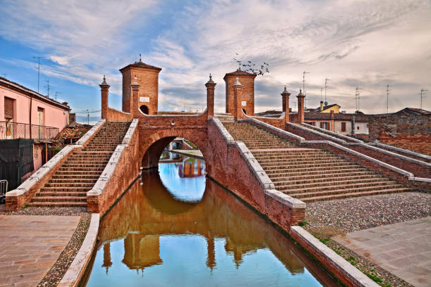 comacchio, ferrara, emilia romagna, italien: den gamla femvägsbron trepponti i gamla stan som kallas lilla venedig - comacchio bildbanksfoton och bilder