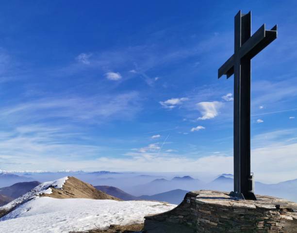 the cross over the sky - summit cross imagens e fotografias de stock