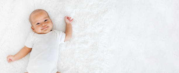 retrato recién nacido bebé feliz sobre fondo blanco, vista superior - bebé fotografías e imágenes de stock