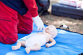 baby-erste-hilfe-und-herz-lungen-wiederbelebung-cpr-training.jpg?b=1&s=170x170&k=20&c=643GgToxGRPwgEhrBn191i_dXDAt5SLEeRwdJLa1glM=