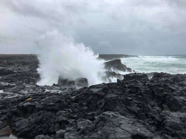 brimketill lava piscina roccia islanda spray di enorme onda - flowing nature spray rock foto e immagini stock