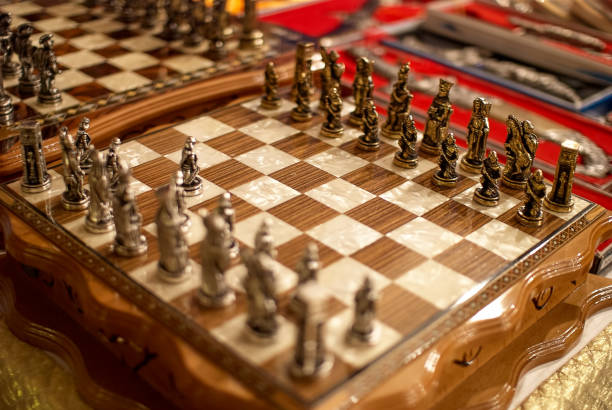 schönes schachset zum verkauf auf grand bazaar, türkei. aus holz und metallischen materialien. schachbrett, klassisches spiel, strategisch, strategie, türkisch - pawn shop fotos stock-fotos und bilder