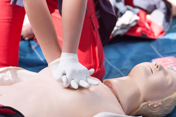 심폐 소생술 - 심폐 소생술 및 응급 처치 수업 - cpr first aid paramedic rescue 뉴스 사진 이미지