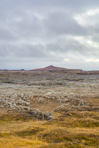 アイスランドの草原の高地は、まばらな火山岩の風景に向かって移行します - camping outdoors iceland red ストックフォトと画像