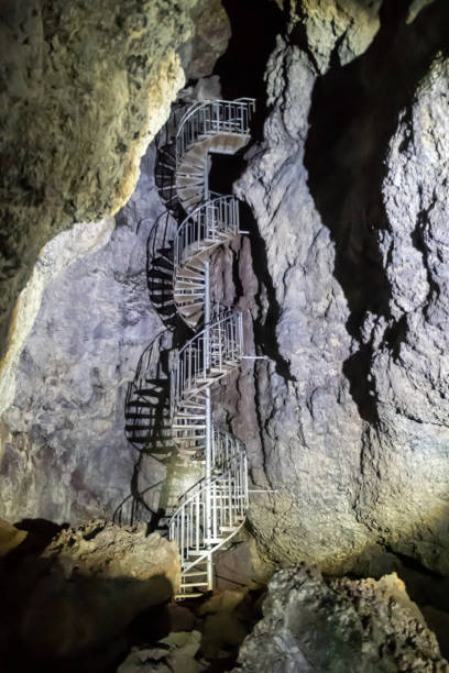 parc national de snaefellsness en islande cave à lave magma caverne escalier circulaire à l’intérieur - solidified photos et images de collection