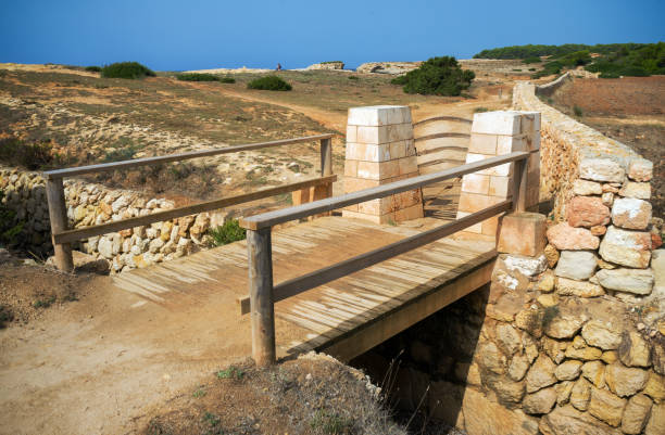 스페인의 작은 메테르란 바다 항구로 가는 길에 나무 다리 - boardwalk pontoon bridge landscape sky 뉴스 사진 이미지