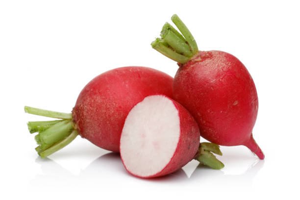 rábano rojo con rodajas aisladas sobre blanco - radish fotografías e imágenes de stock