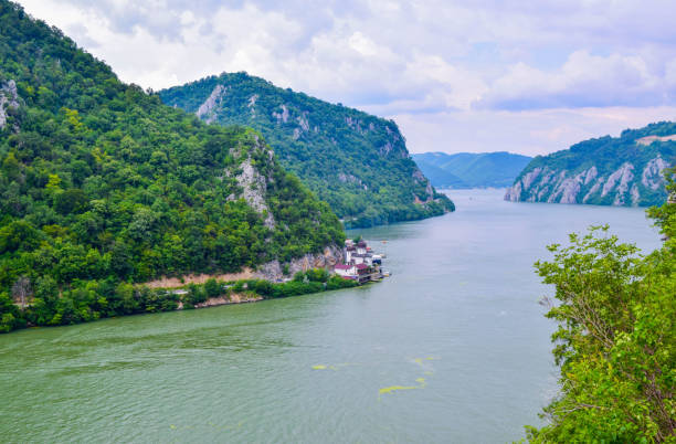 la porta di ferro o gola di djerdap - gola sul danubio nel parco nazionale di djerdap.  vista dalla serbia. - danube river serbia ravine romania foto e immagini stock