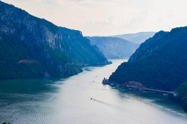 la porta di ferro o gola di djerdap - gola sul danubio nel parco nazionale di djerdap.  vista dalla serbia. - danube river serbia ravine romania foto e immagini stock