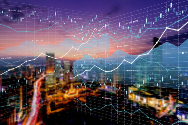 tecnologia aziendale a doppia esposizione e grafici finanziari astratti in cielo sullo sfondo della città. concetto di informazione aziendale - stock market stock exchange city global finance foto e immagini stock