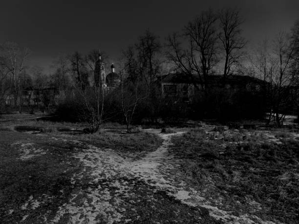 nicht-städtische landschaft mit einer kirche im hintergrund - winter snow non urban scene house stock-fotos und bilder