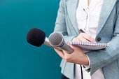 nachrichtenreporter-oder-tv-journalist-bei-pressekonferenz-mikrofon-halten-und-notizen.jpg?b=1&s=170x170&k=20&c=0wv6uG0d6RPJQS9v55ugJhqb6efFqGVtYoyxIj0kxZY=