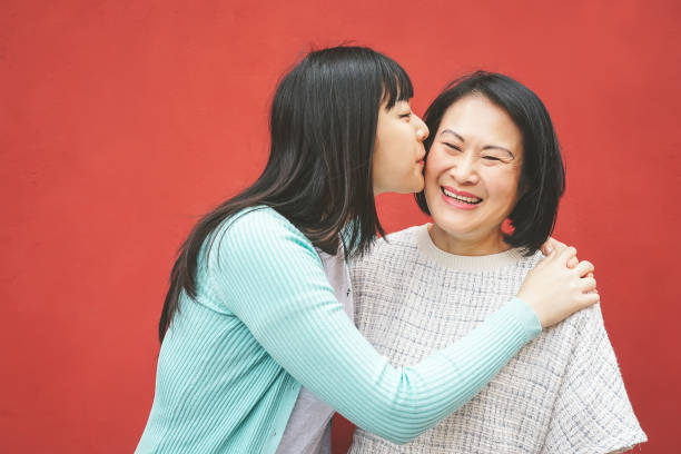 felice madre e figlia asiatica che si divertono all'aperto - ritratto di persone di famiglia che trascorrono del tempo insieme fuori - amore materno e concetto di stile di vita della genitorialità - senior adult asian ethnicity family women foto e immagini stock