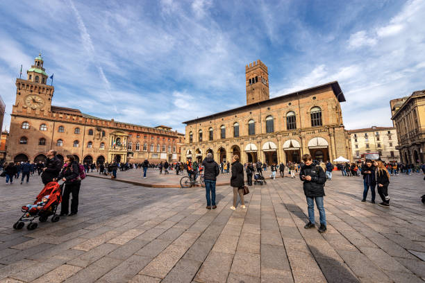 piazza maggiore a bologna centro - emilia-romagna italia - bologna italy medieval palace foto e immagini stock