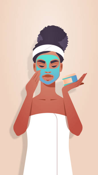 junge frau anwendung ton gesichtsmaske gekleidet in handtuch afrikanischen amerikanischen mädchen hautpflege spa gesichtsbehandlung konzept porträt vertikal - face lift illustrations stock-grafiken, -clipart, -cartoons und -symbole