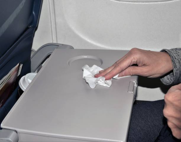 汚れた飛行機のトレイを拭く - airplane seat ストックフォトと画像