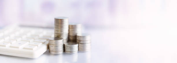 pila di monete e calcolatrice. - interest rate loan finance government foto e immagini stock
