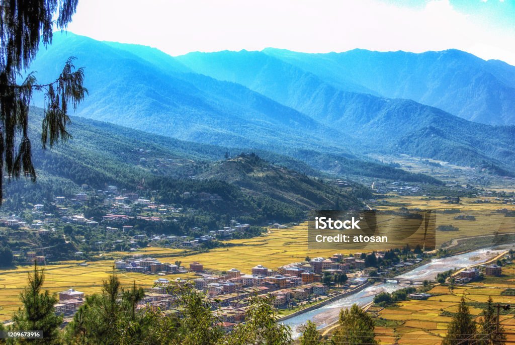 Thành Phố Thimphu Với Những Ngôi Nhà Theo Phong Cách Truyền Thống Bhutan  Gần Một Con Sông Ở Paro Bhutan Hình ảnh Sẵn có - Tải xuống Hình ảnh Ngay  bây giờ -