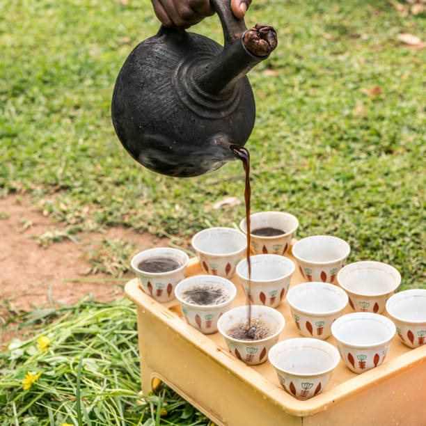 derramando café na etiópia - cini - fotografias e filmes do acervo