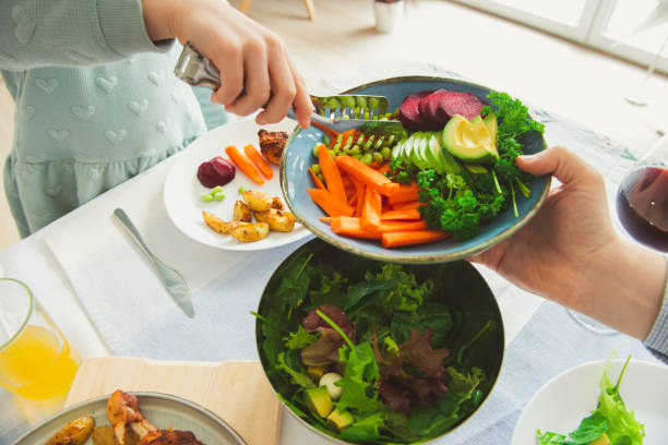 Overvew Foto von gesunden Familienessen mit gebackener Kartoffel und Chiken und Salat – Foto