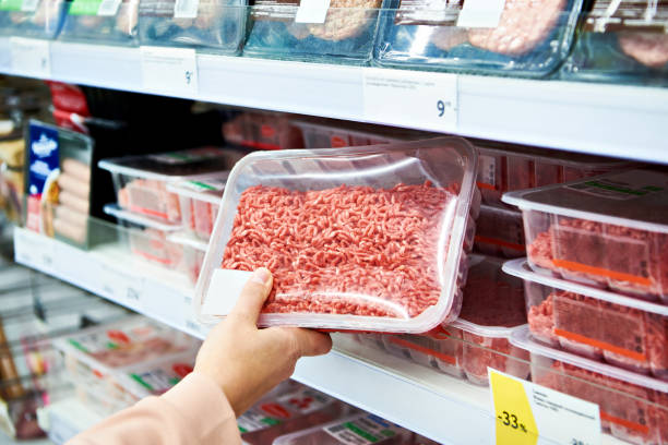 viande hachée en magasin - butcher butchers shop meat store photos et images de collection
