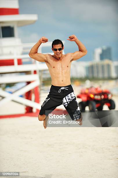 Mięśni Młody Człowiek Skoki Na Południe Miami Beach - zdjęcia stockowe i więcej obrazów 20-24 lata