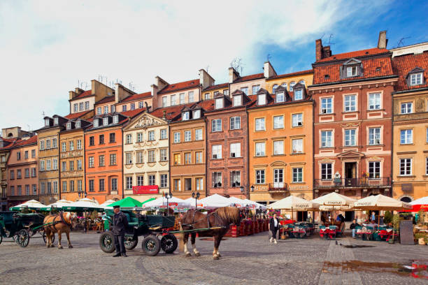 old town square in warsaw, poland - warsaw old town square imagens e fotografias de stock