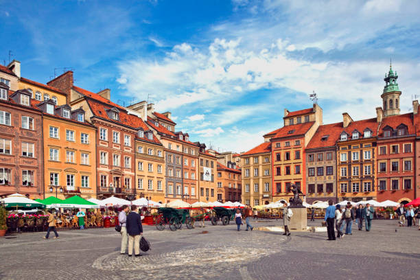 praça da cidade antiga em varsóvia, polônia - warsaw old town square - fotografias e filmes do acervo