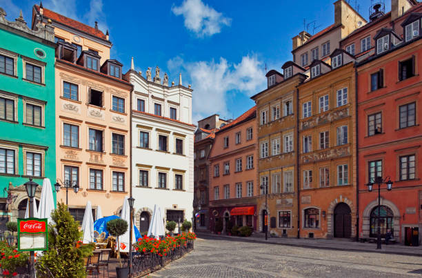 praça da cidade antiga em varsóvia, polônia - warsaw old town square - fotografias e filmes do acervo