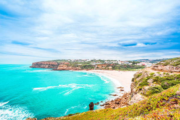 zobacz na plaży sao lourenco w ericeira, która jest częścią światowego rezerwatu surfingowego w ericeira portugalia - ericeira zdjęcia i obrazy z banku zdjęć