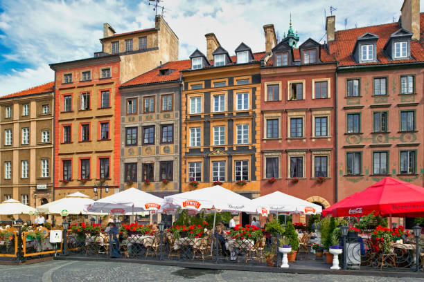 praça da cidade antiga em varsóvia, polônia - warsaw old town square - fotografias e filmes do acervo