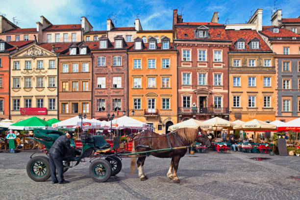 praça da cidade antiga em varsóvia, polônia - warsaw old town square - fotografias e filmes do acervo