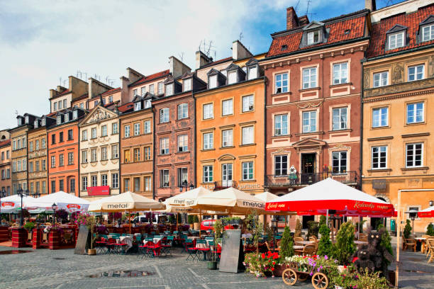 praça da cidade antiga em varsóvia, polônia - warsaw old town square - fotografias e filmes do acervo