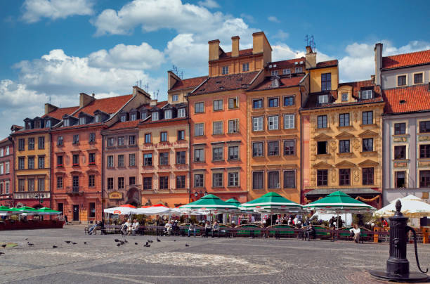 praça da cidade antiga em varsóvia, polônia - warsaw old town square - fotografias e filmes do acervo