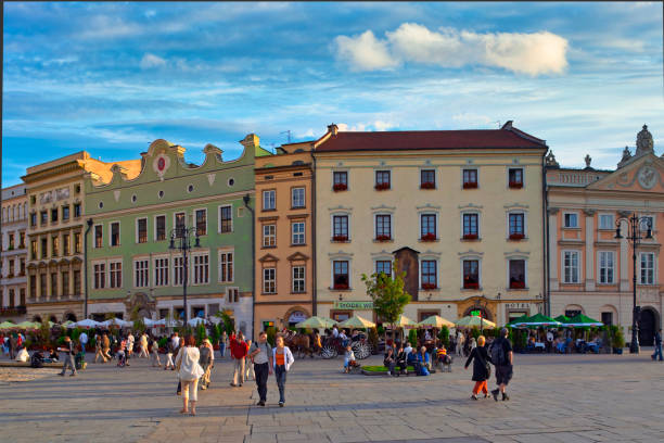 praça da cidade antiga em varsóvia, polônia - warsaw old town square - fotografias e filmes do acervo