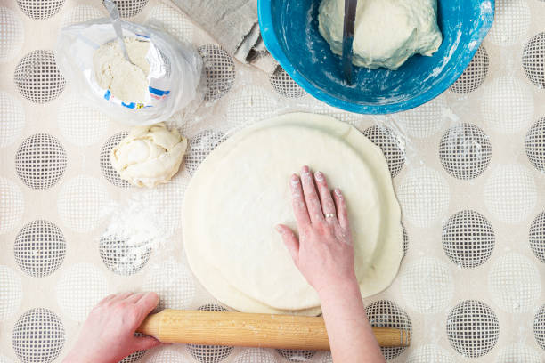 fazendo massa com as mãos das mulheres para pratos tradicionais. - bread kneading making human hand - fotografias e filmes do acervo