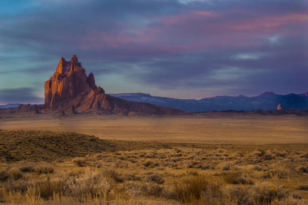 shiprock o wschodzie słońca, nowy meksyk, stany zjednoczone - mountain cliff mountain peak plateau zdjęcia i obrazy z banku zdjęć