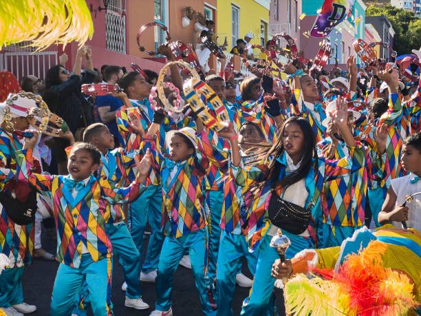 niños bailando y sonriendo mientras celebran en el carnaval kaapse klopse en cape town en un día soleado - parade music music festival town fotografías e imágenes de stock